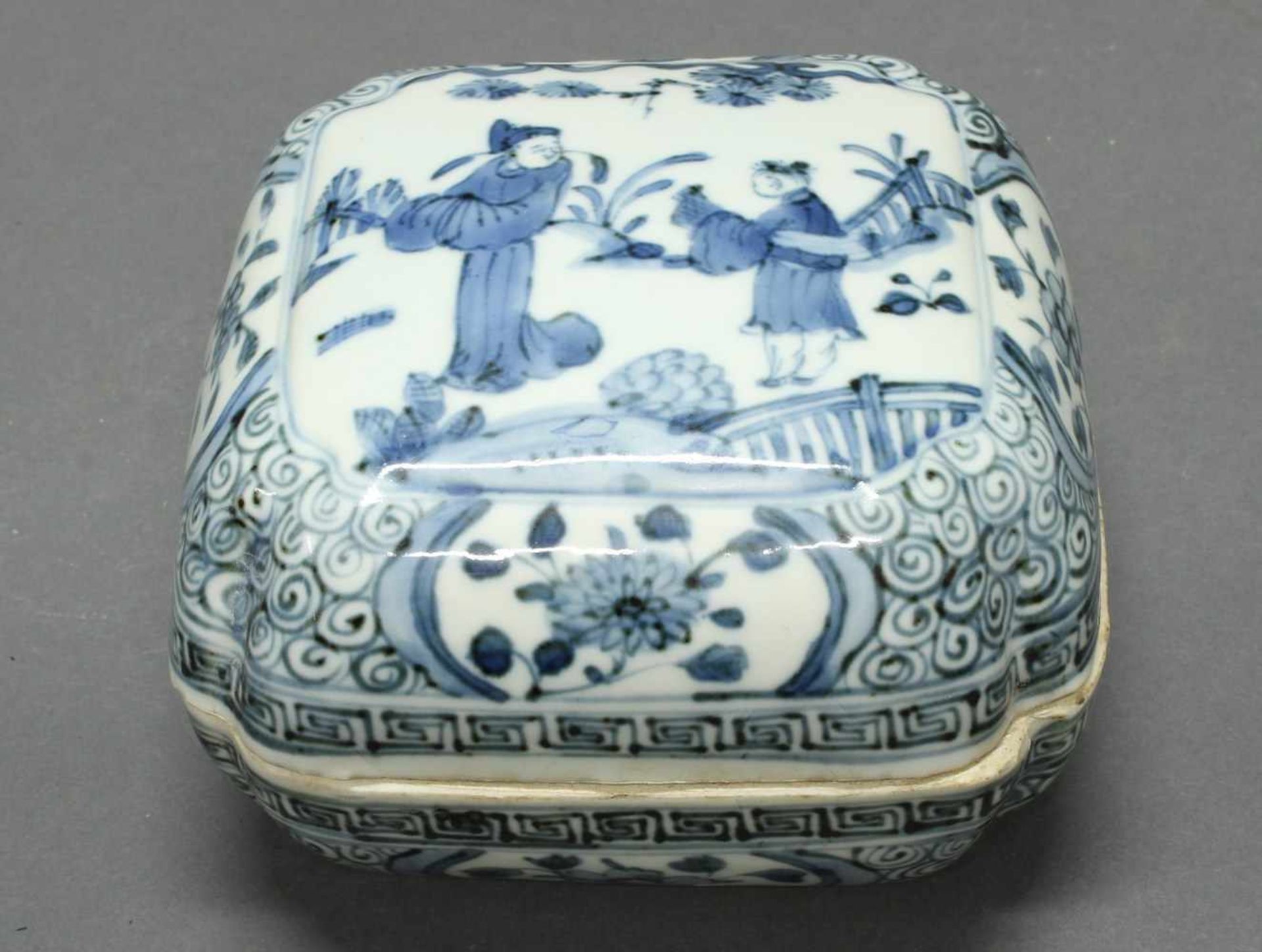 Deckeldose, China, neuzeitlich, Porzellan, Blaumalerei, Figurenstaffage, 8.5 x 14 x 14 cm- - -25. - Bild 2 aus 2