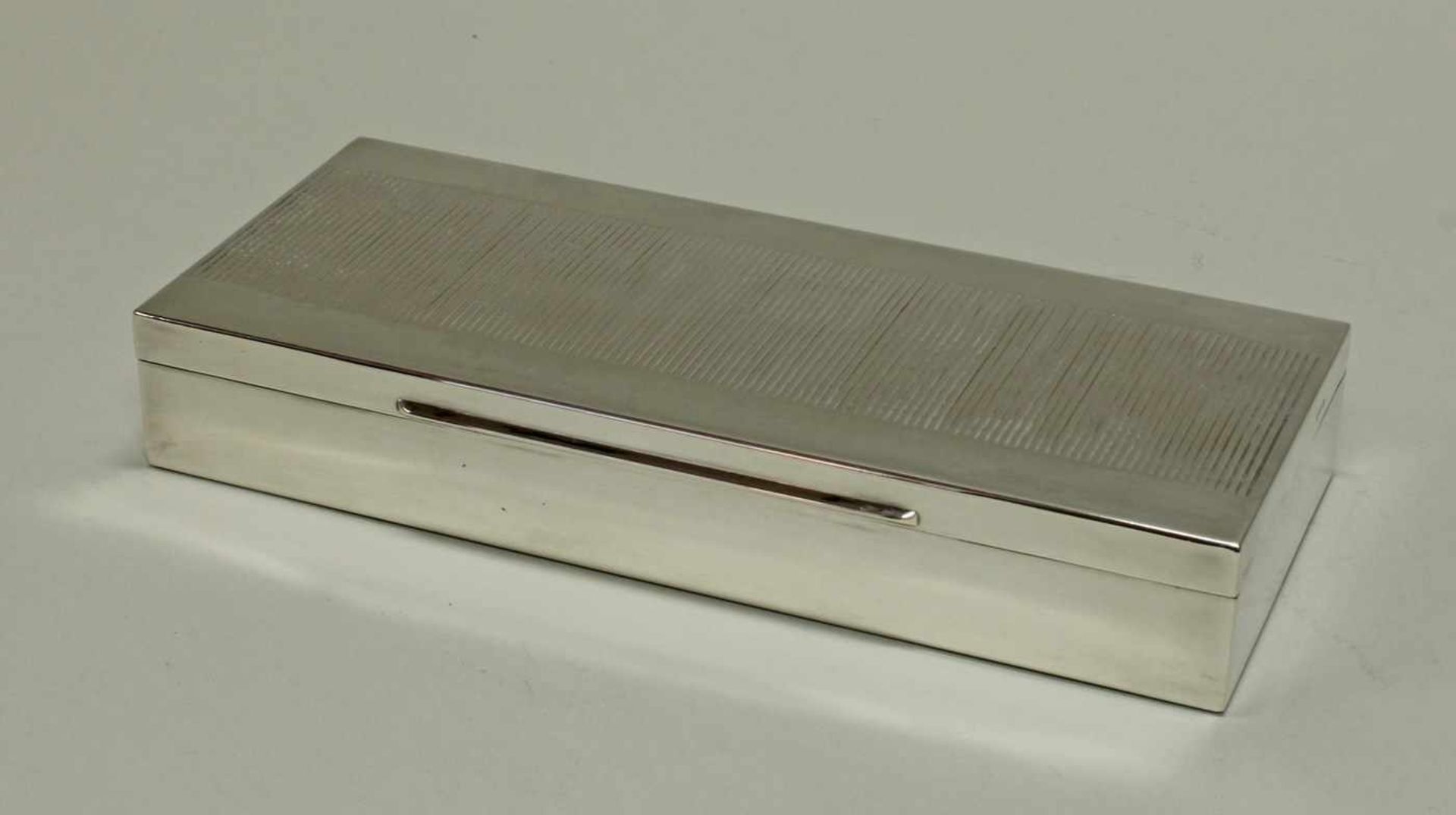 Zigarettendose, Silber 835, Lutz & Weiß, Deckel mit Rillendekor, Inneres und Boden aus Holz, 3.5 x