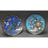 2 Platten, Japan, um 1880, Cloisonné, 1x fliegender Vogel und Chrysanthemen auf blauem Grund, 1x