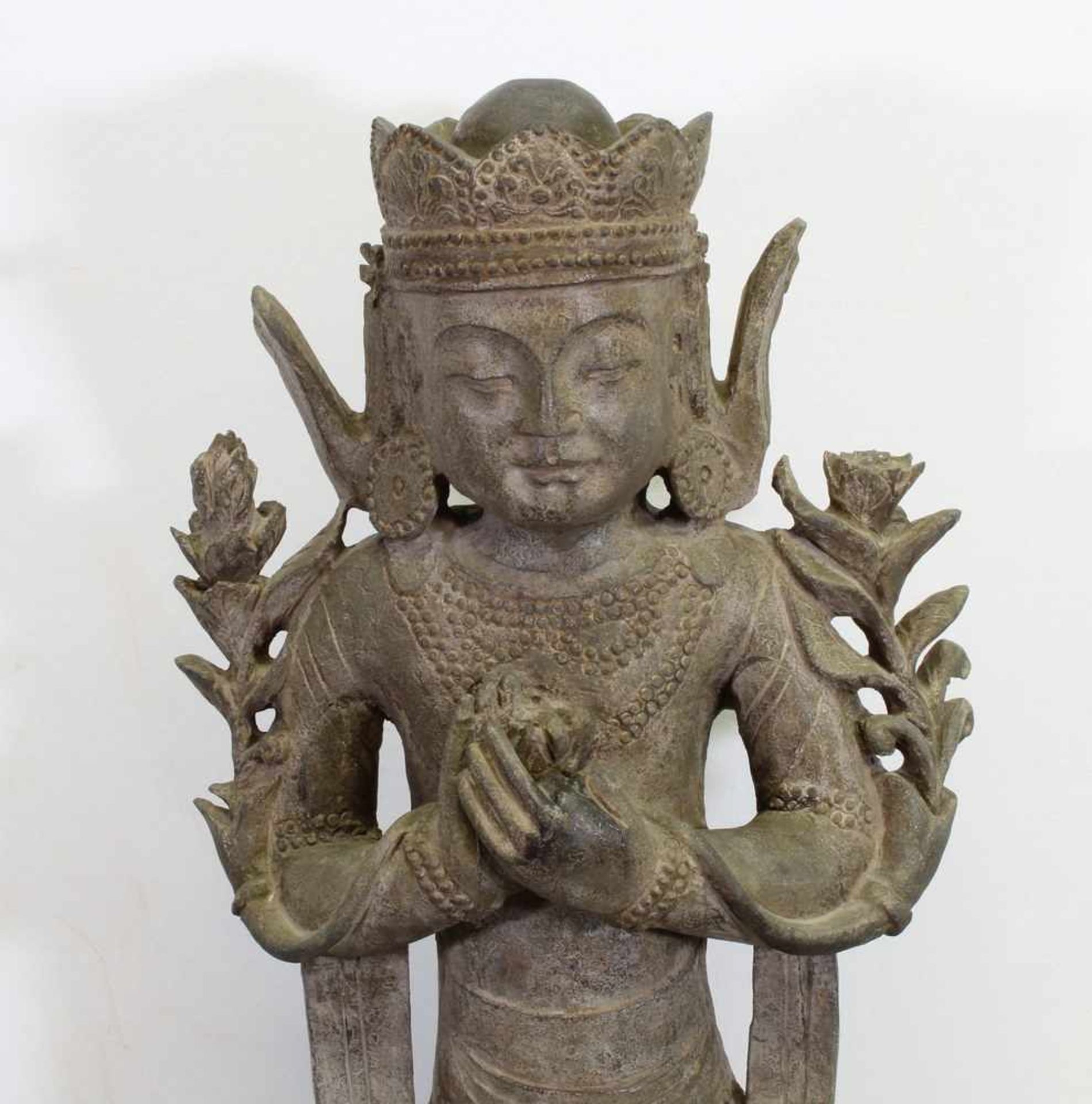 Steinfigur, "Bodhisattva Guanyin", China, im Meditationssitz auf doppeltem Lotossockel, die Hände in - Bild 4 aus 10