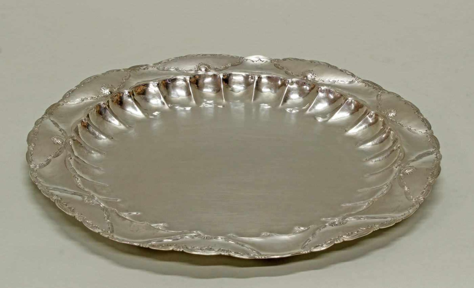 Platte, Silber 835, R. Nagel, Bad Tölz, gebuckelt, Rankenzier, ø 30 cm, ca. 707 g- - -25.00 %