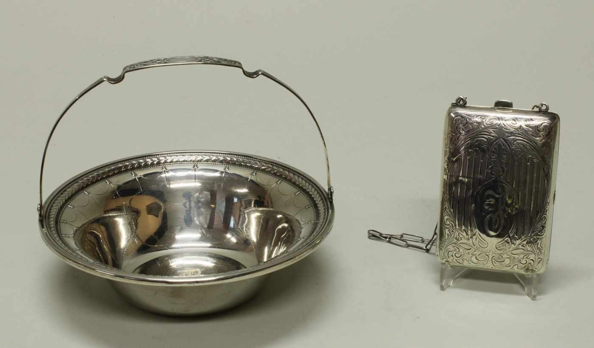 Henkelschale, Silber 925, beweglicher Bügelhenkel. Spiegel mit Monogramm, 5 cm hoch, ø 15 cm, ca.