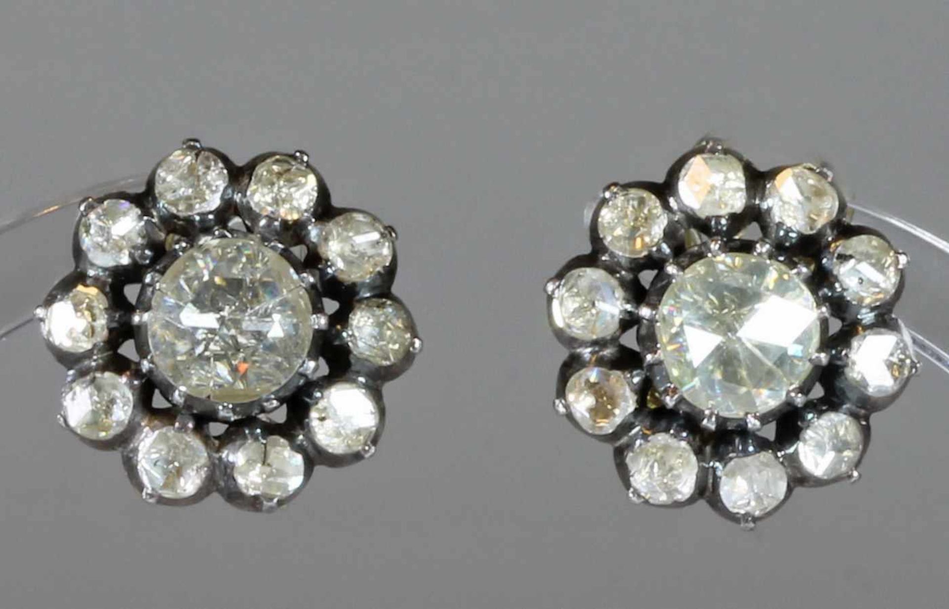 Paar Ohrclipse, um 1900, GG 750, Silber belötet, 2 Diamantrosen ø ca. 7 mm (Spannungsrisse), 20