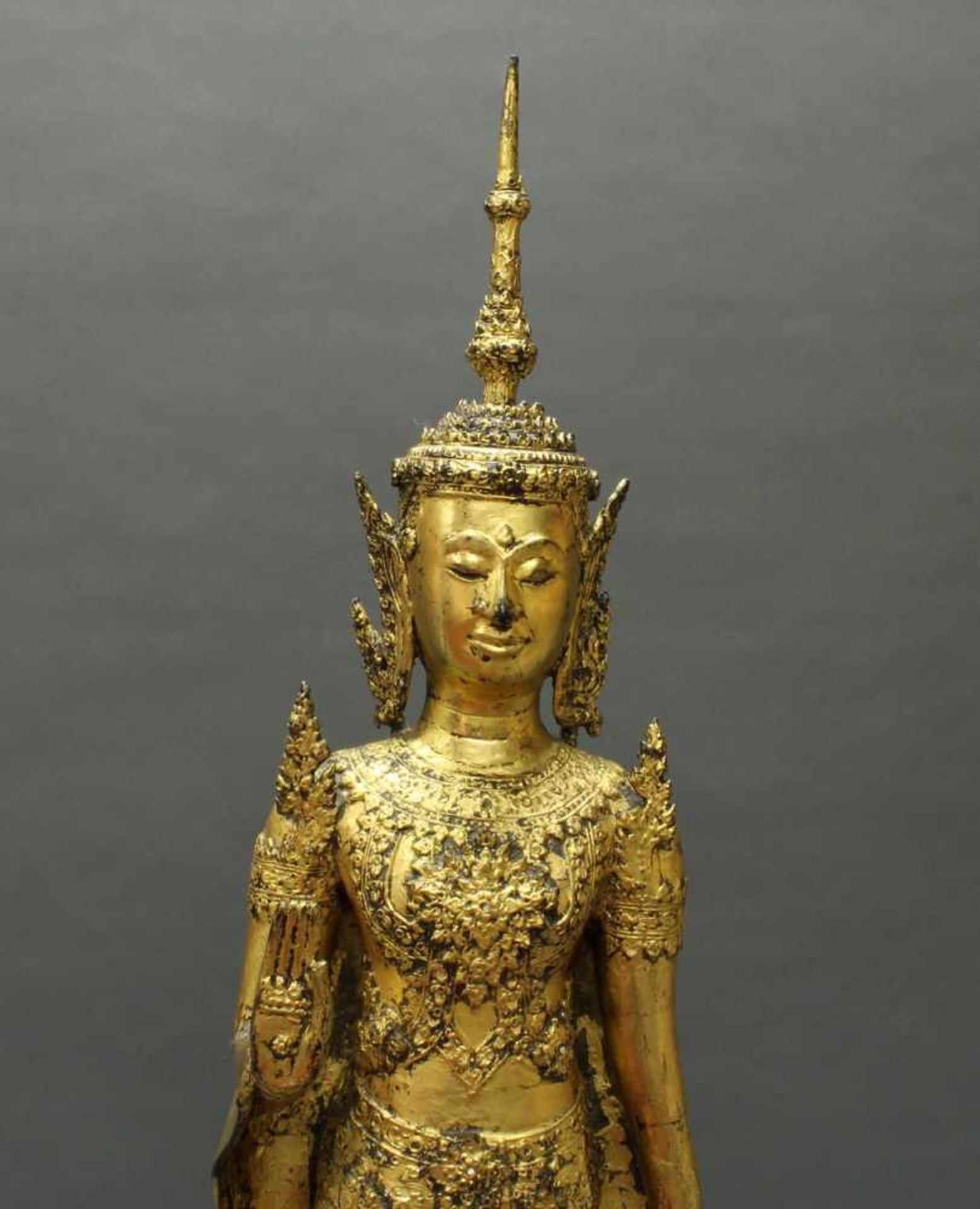 Skulptur, "Stehender Budda", Thailand, 20. Jh., Rattanakosin, Bronze, Lackvergoldung, eine Hand in - Bild 5 aus 6