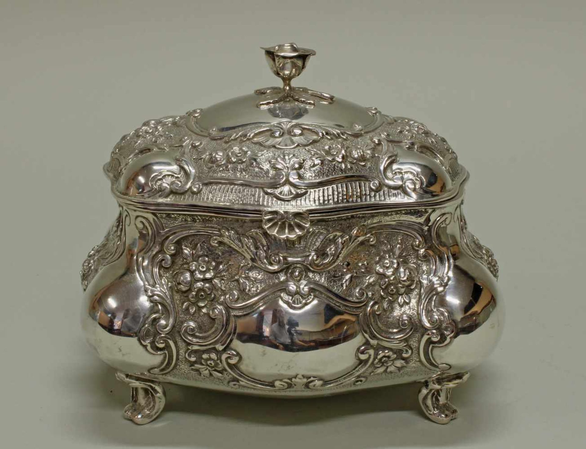 Deckeldose, Silber 800, Oswald, Rokokoform, innen vergoldet, 14 x 16 x 14 cm, ca. 620 g- - -25. - Image 2 of 4