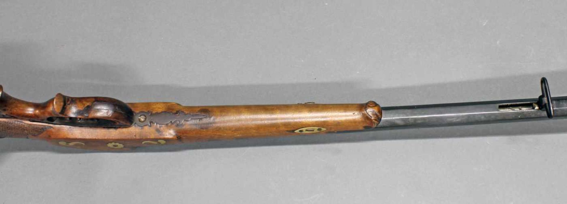 Zimmerstutzen/Salongewehr, deutsch, um 1850/60, Nussbaumschaft mit Schaftverschneidung, durchbrochen - Bild 9 aus 10
