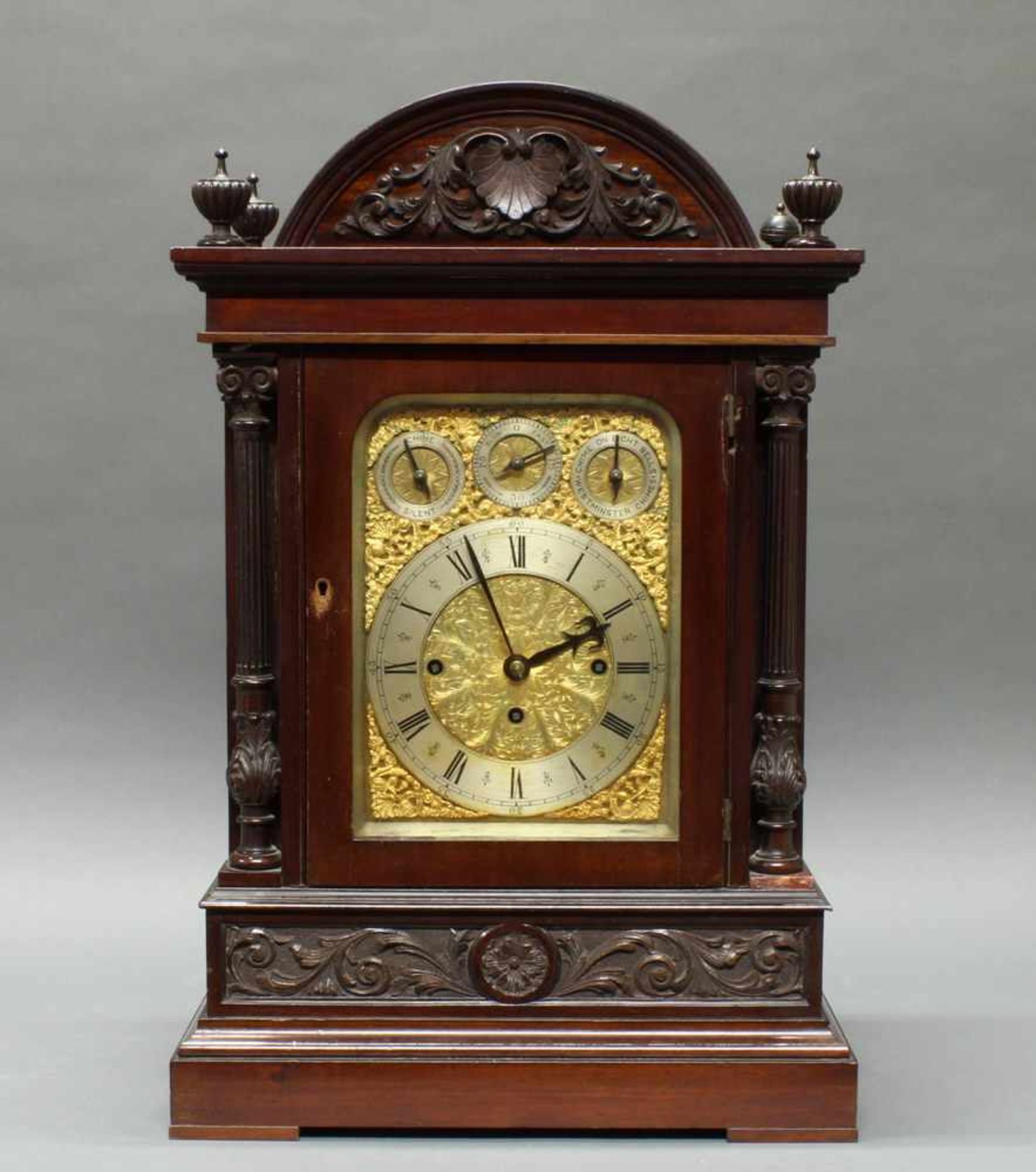 Bracket Clock, England, um 1860, Mahagoni, Gehäuse mit flankierenden Säulen und Rundbogengiebel, - Bild 2 aus 8