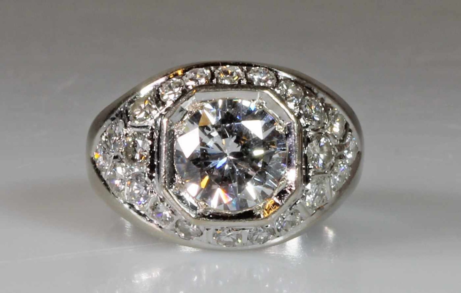 Ring, WG 585, 1 Diamant-Imitation ø ca. 9.5 mm, 12 Brillanten zus. ca. 1.0 ct., 10 Sechzehnkant- - Bild 2 aus 2