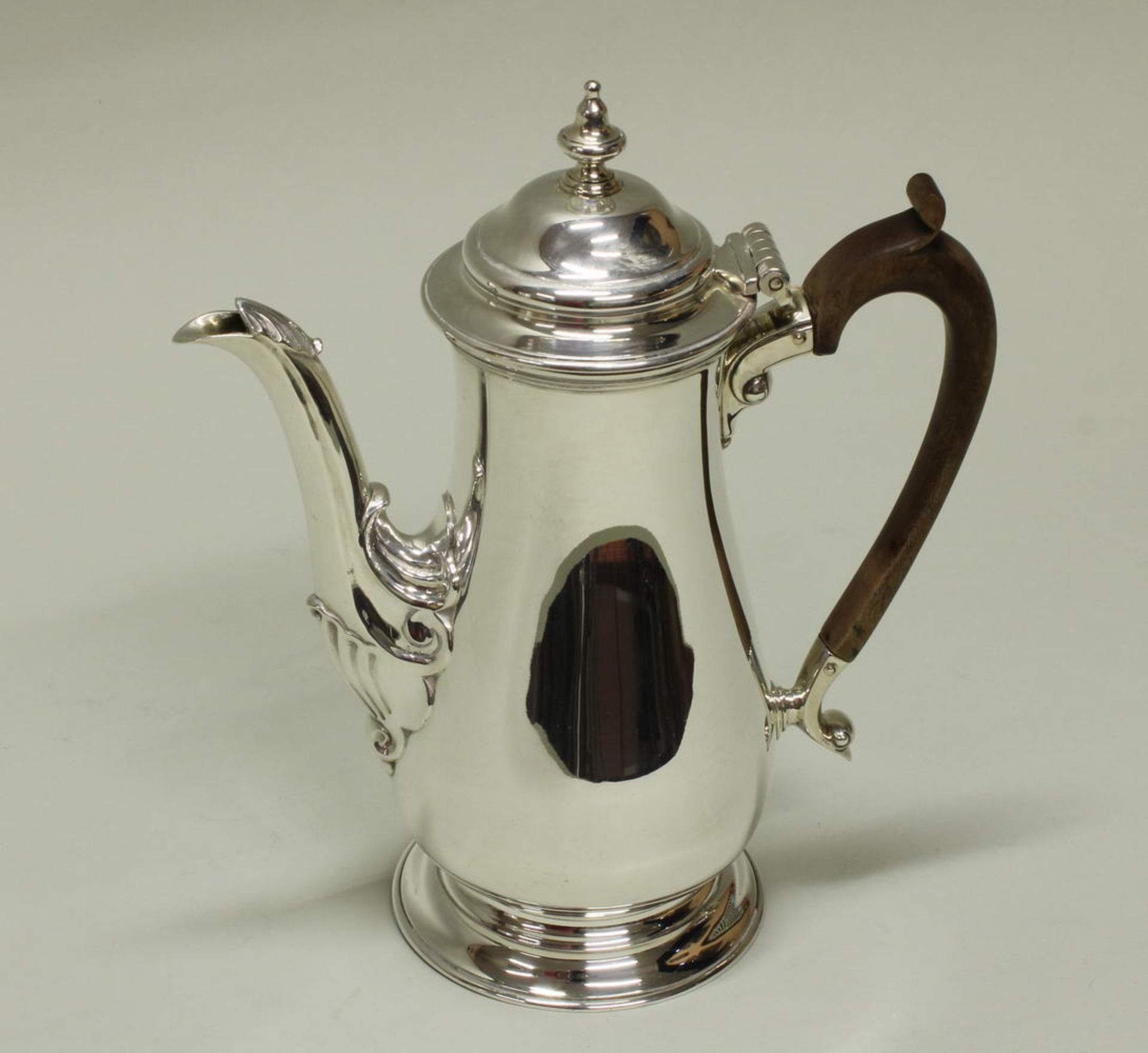 Kaffeekanne, Silber 925, Sheffield, 1931, Harrison Brothers & Howson, glattes Gefäß auf Standring,