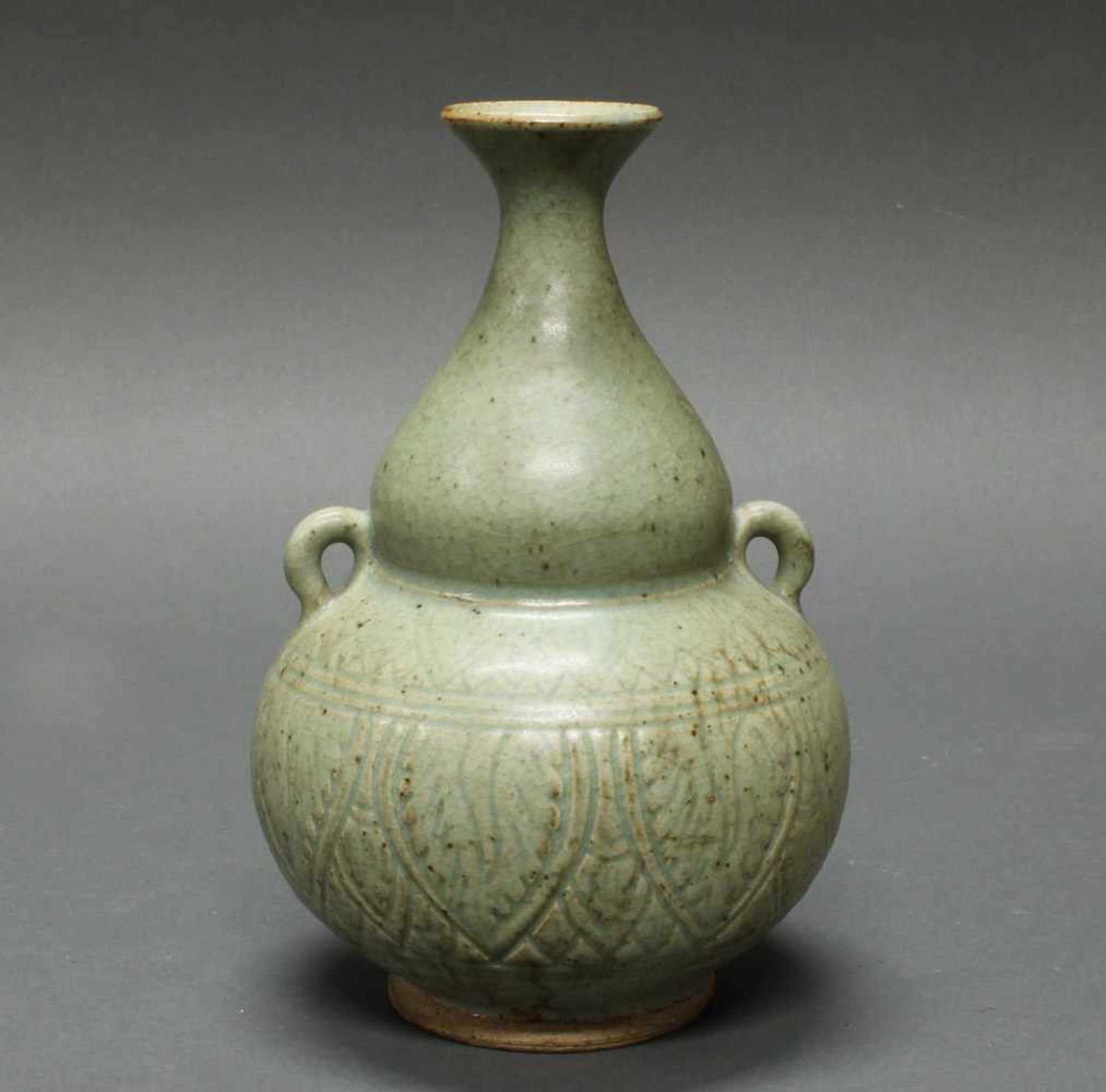 Vase, Satchanalai, 18. Jh. oder früher, Keramik, Seladon, Flaschenform, zwei Ösenhenkel, Blattdekor,