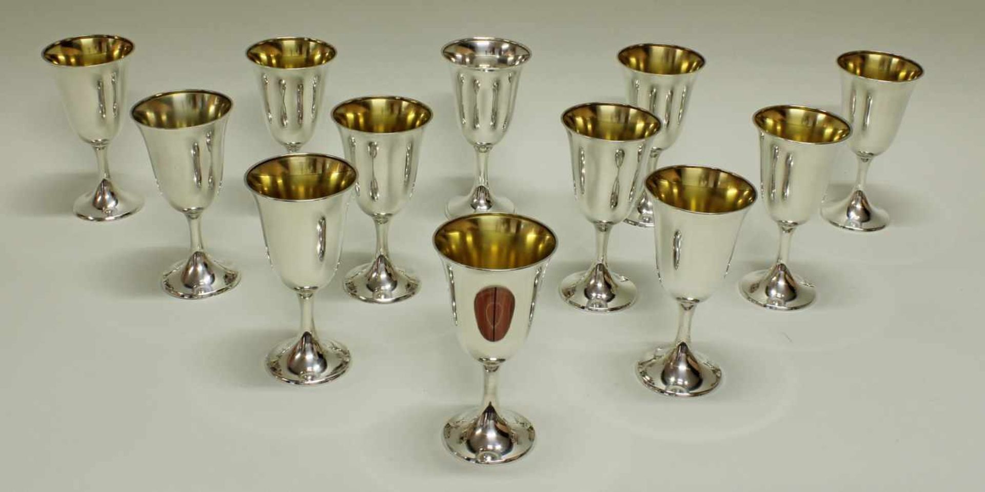 11 Pokalbecher, Silber 925, Gorham, innen vergoldet, 16.8 cm hoch, zus. ca. 1.635 g; dazu: ähnlicher - Image 2 of 4