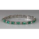 Armband, Platin, 18 Smaragde zus. ca. 7.80 ct., Baguetteschliff, 18 Brillanten zus. ca. 3.90 ct.,