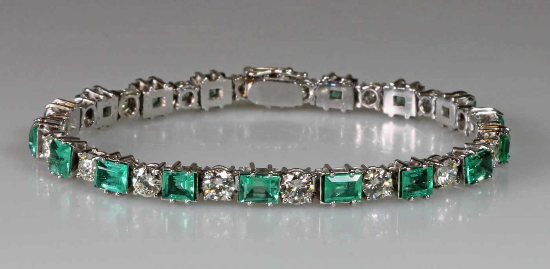 Armband, Platin, 18 Smaragde zus. ca. 7.80 ct., Baguetteschliff, 18 Brillanten zus. ca. 3.90 ct.,