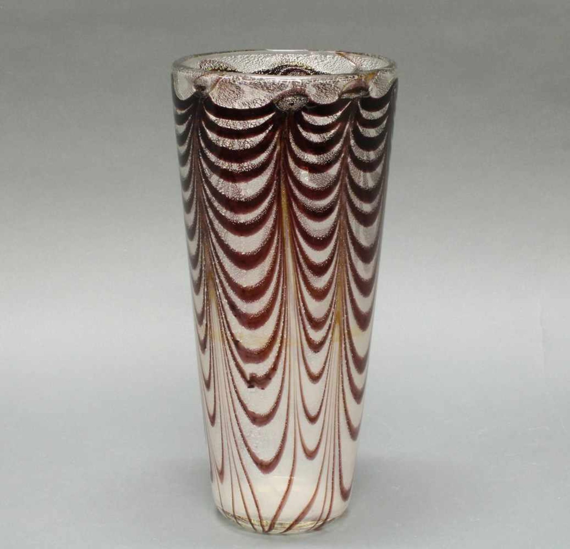 Vase, Murano, 2. Hälfte 20. Jh., farbloses Glas, gekämmte Wellen in violetter Farbigkeit, weiße