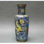 Vase, China, um 1900, Cloisonné, um den zylindrischen Korpus ein gelber und ein roter Drache