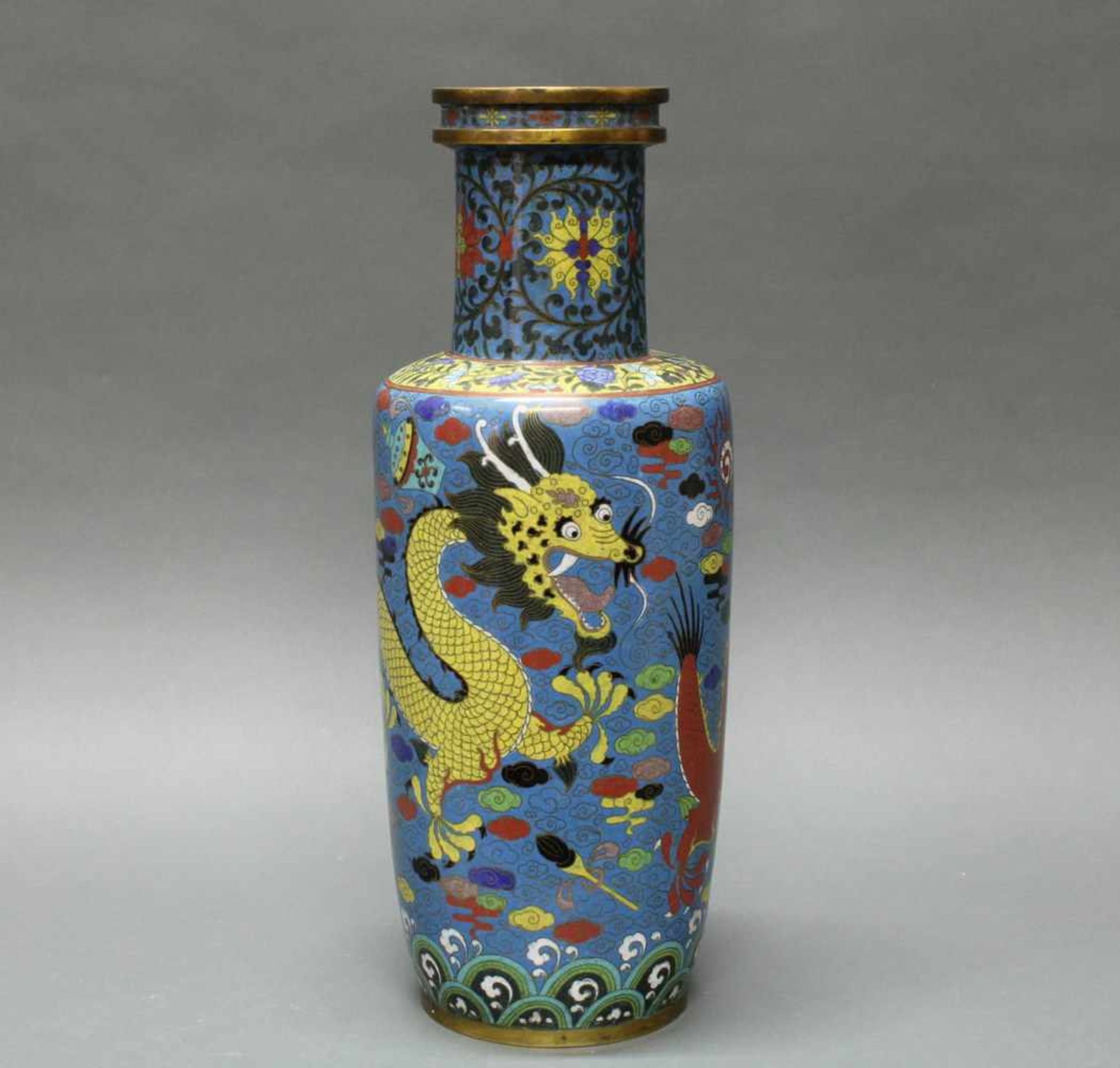 Vase, China, um 1900, Cloisonné, um den zylindrischen Korpus ein gelber und ein roter Drache