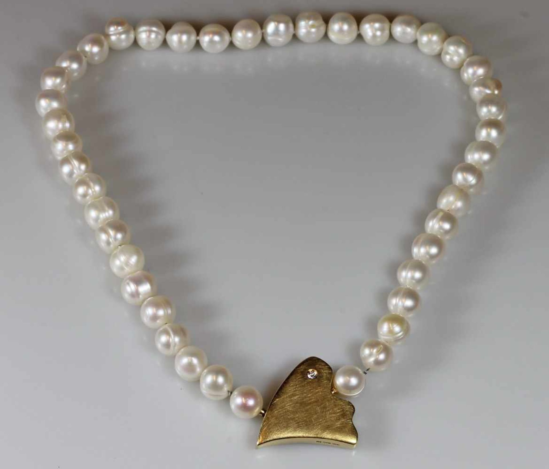 Perlenkette, 43 Zuchtperlen ø ca. 9 - 10 mm, barocke Form, Bajonettschließe, GG 750/PT 950, 1 - Image 2 of 2