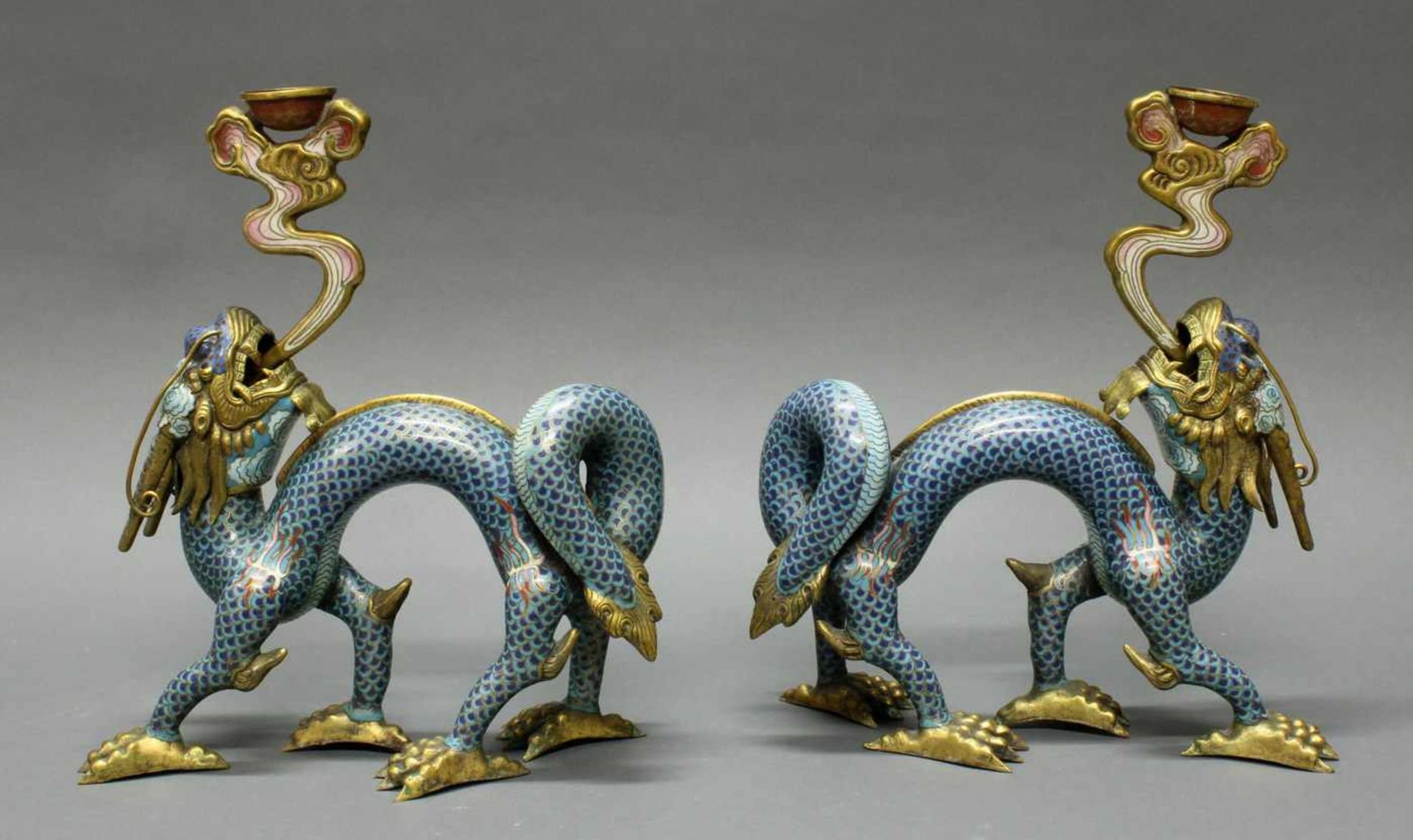 Paar Kerzenhalter, "Drachen", China, um 1900, Cloisonné und Champlevé, Drachenform mit - Bild 3 aus 6