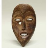 2 Masken, Afrika: - Dan-Maske, Liberia, Holz, mittelbraune Patina, 34 cm - Ibo-Maske, Nigeria,