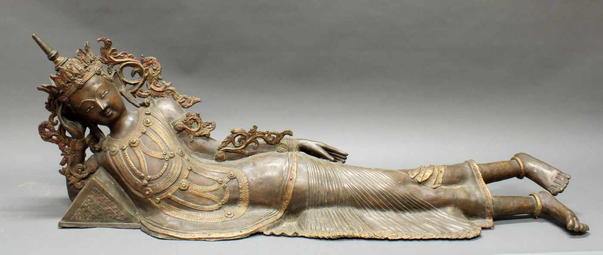 Bronze, "Liegende Gottheit", Mandalay, Thailand, Mitte 20. Jh., ca. 130 cm lang- - -25.00 % buyer' - Bild 2 aus 2