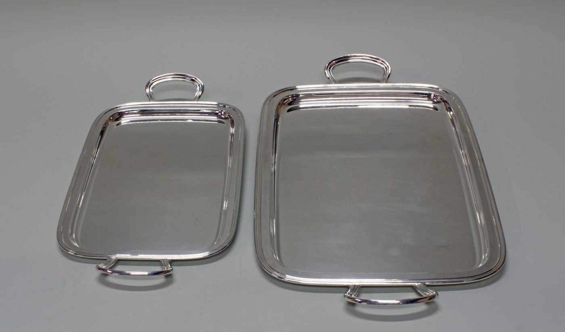 2 Tabletts, Silber 800, Italien, Profilrand, zwei Handhaben, glatter Spiegel, 43 x 22.5 cm, 53 x