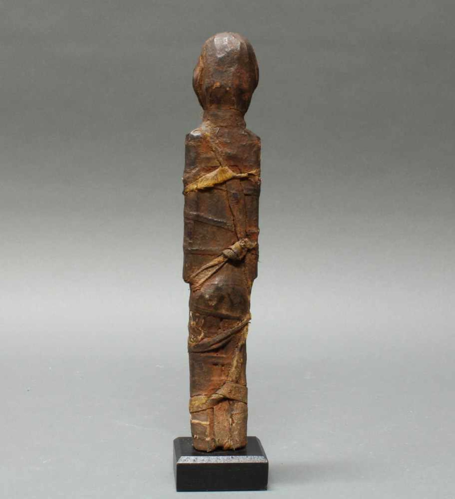 Figur, weiblich, Bauchraum mit sogenannter magischer Füllung, Holz lederumwickelt, Tansania, Afrika, - Bild 3 aus 4