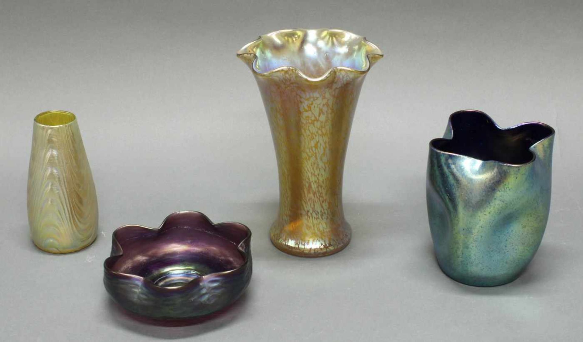 Schale, 3 Vasen, wohl Böhmen, 20. Jh., lüstrierendes Glas, diverse Farben und Formen, teils
