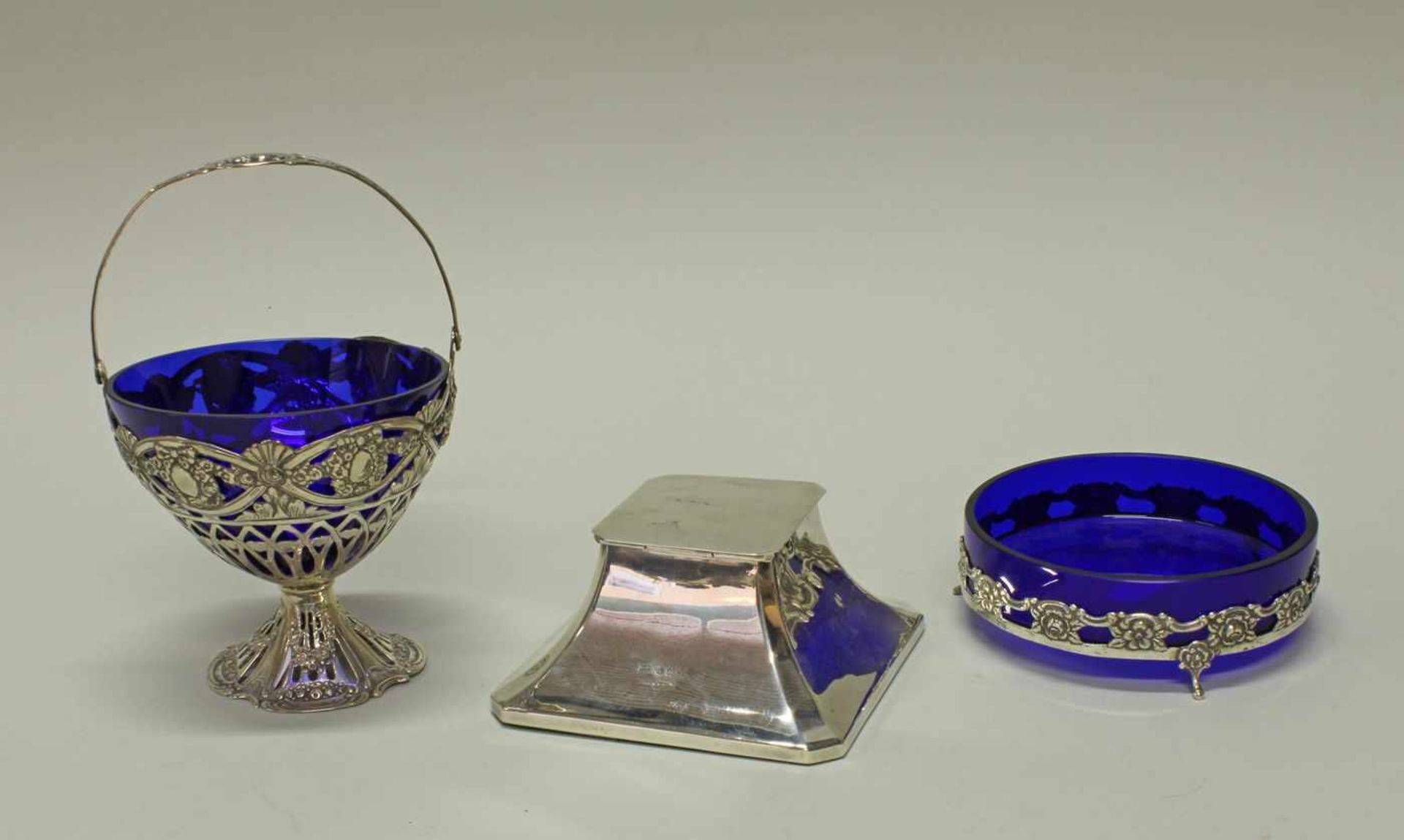 Schale, Henkelkorb, Silber 800/835, à jour gearbeitet, Blütenzier, blaue Glaseinsätze, 4-12 cm hoch,