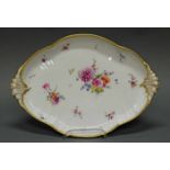 Tablett, Royal Kopenhagen, um 1890, sächsische Blume, Goldrand, oval, geschweift, 45 x 31 cm- - -