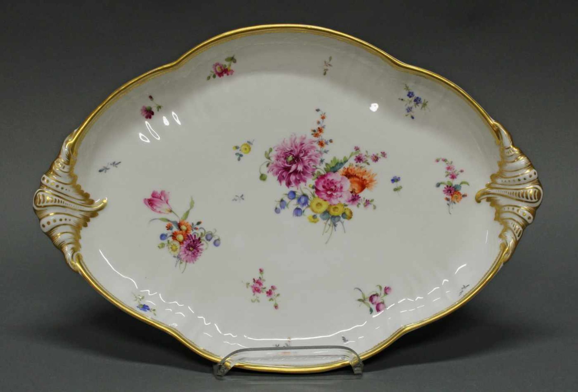 Tablett, Royal Kopenhagen, um 1890, sächsische Blume, Goldrand, oval, geschweift, 45 x 31 cm- - -