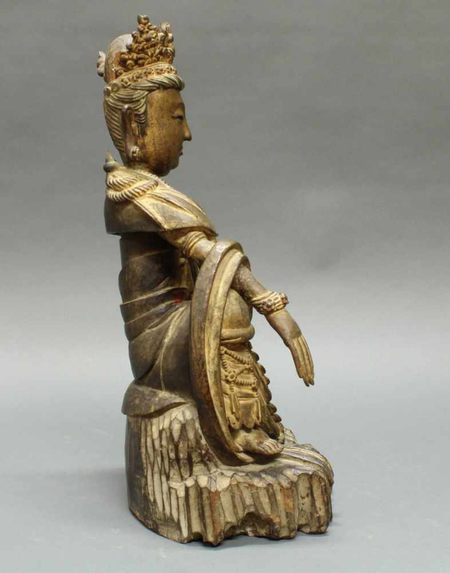 Figur, "Sitzende Guanyin auf einem Felsen", China, 19./20. Jh., Holz, geschnitzt, Reste farbiger - Bild 9 aus 10