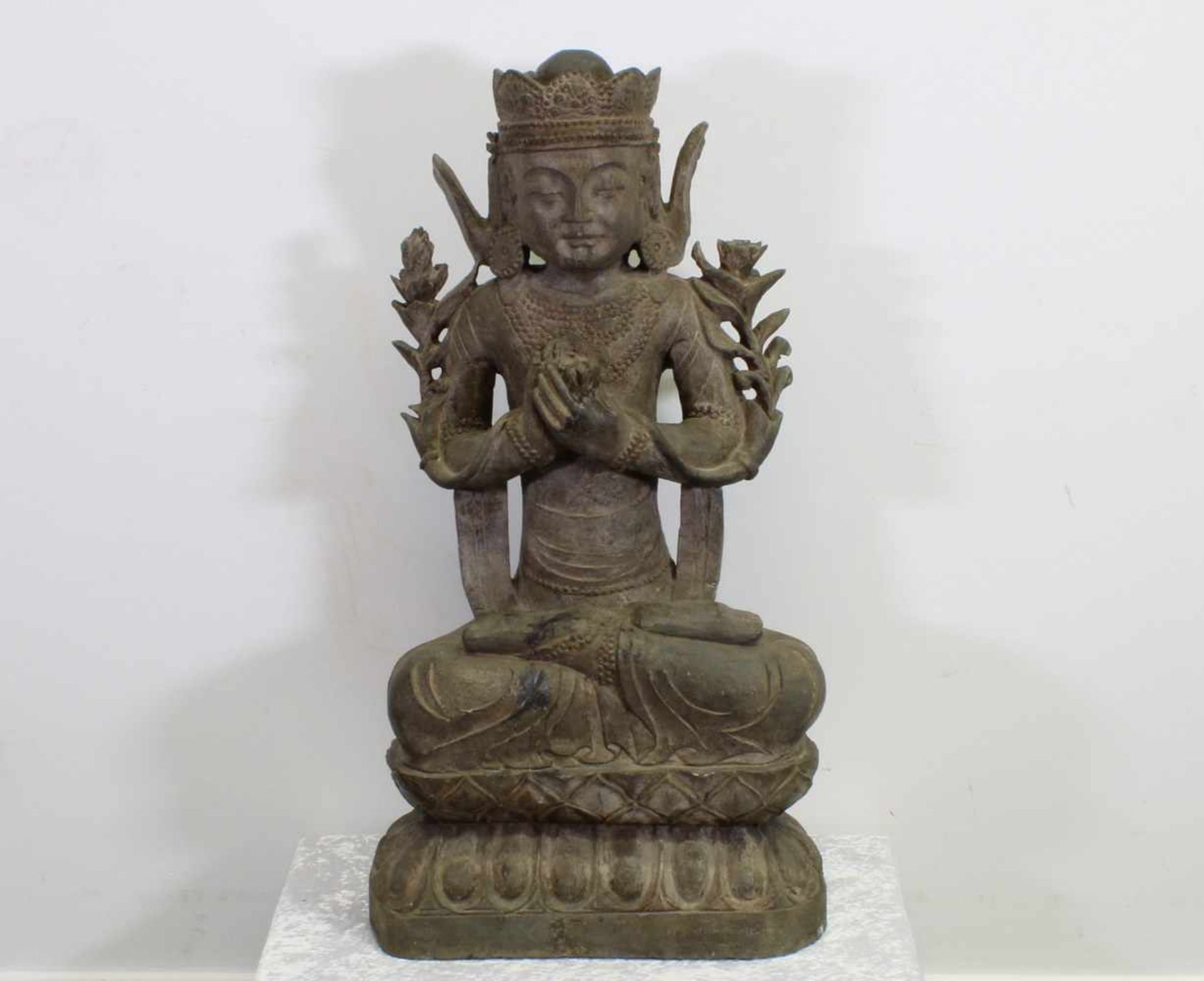 Steinfigur, "Bodhisattva Guanyin", China, im Meditationssitz auf doppeltem Lotossockel, die Hände in