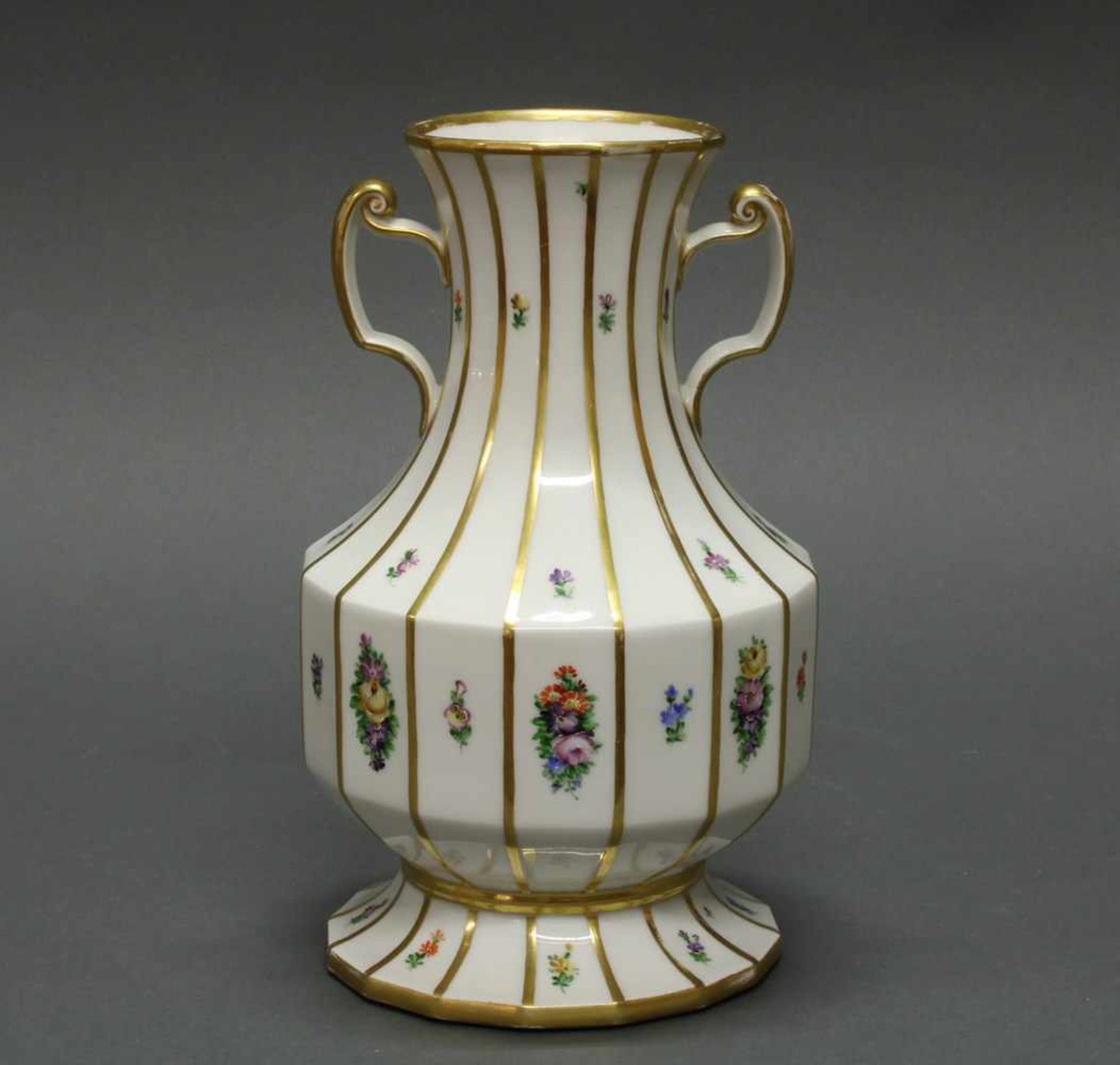 Vase, Royal Kopenhagen, bunte Streublümchen, Goldzier, polygonal, zwei Handhaben, ø 23.5 cm hoch, - Bild 2 aus 2