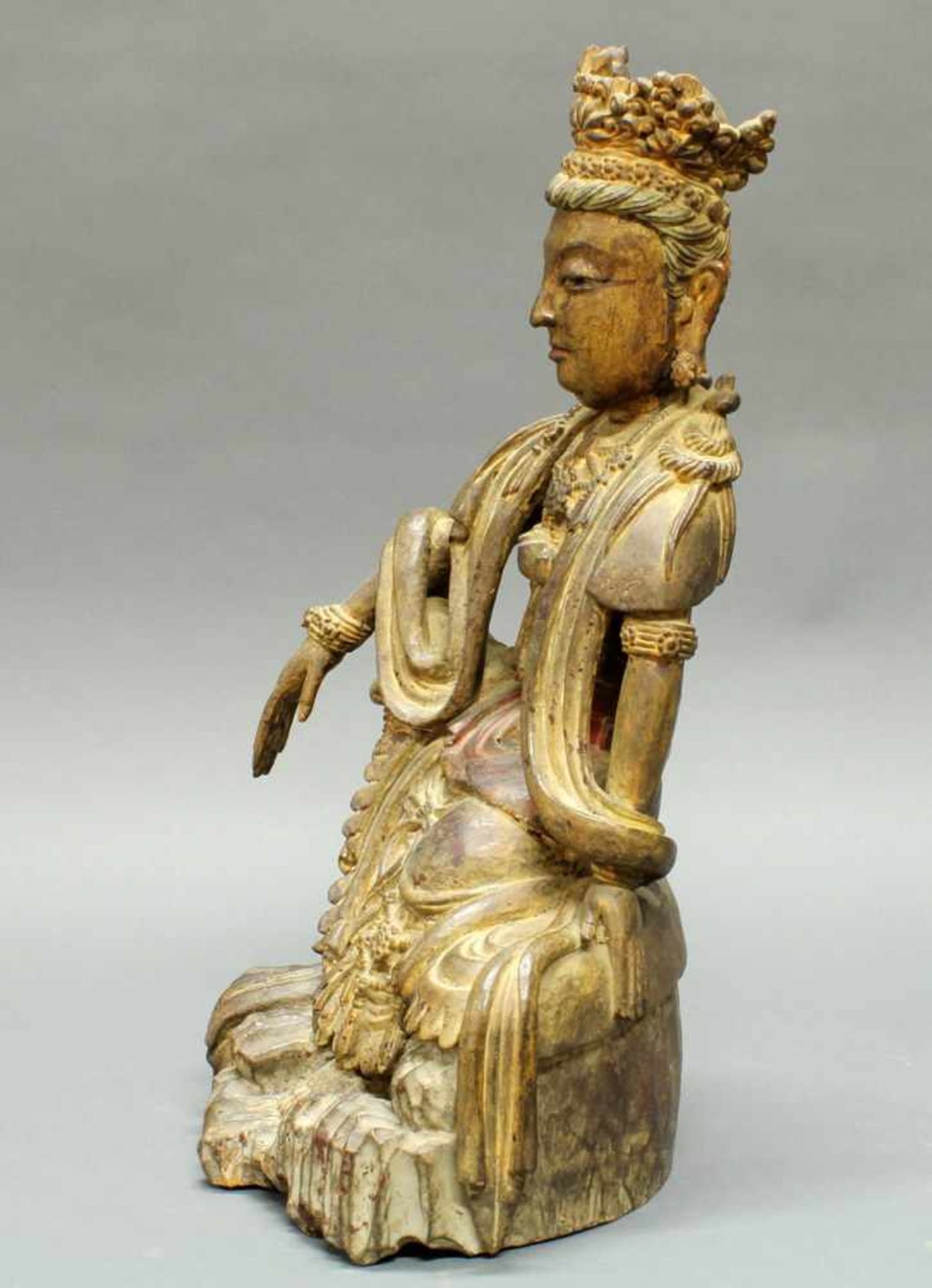 Figur, "Sitzende Guanyin auf einem Felsen", China, 19./20. Jh., Holz, geschnitzt, Reste farbiger - Bild 5 aus 10