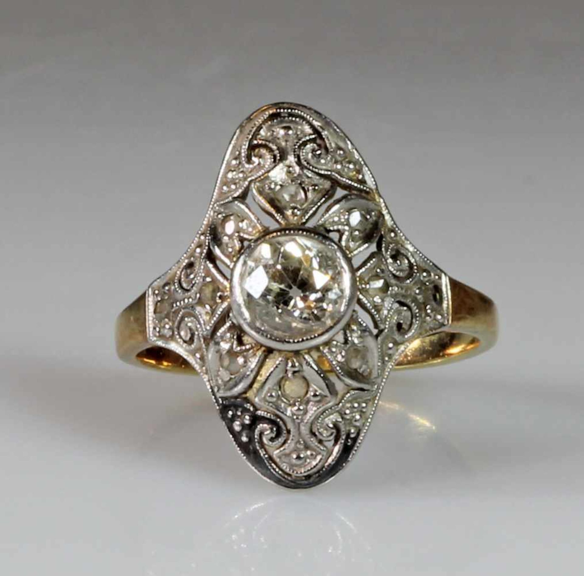 Ring, Art Deco, um 1920/30, GG 585, weiß belötet, 1 Altschliff-Diamant, Besatz-Diamanten, 2 g, RM
