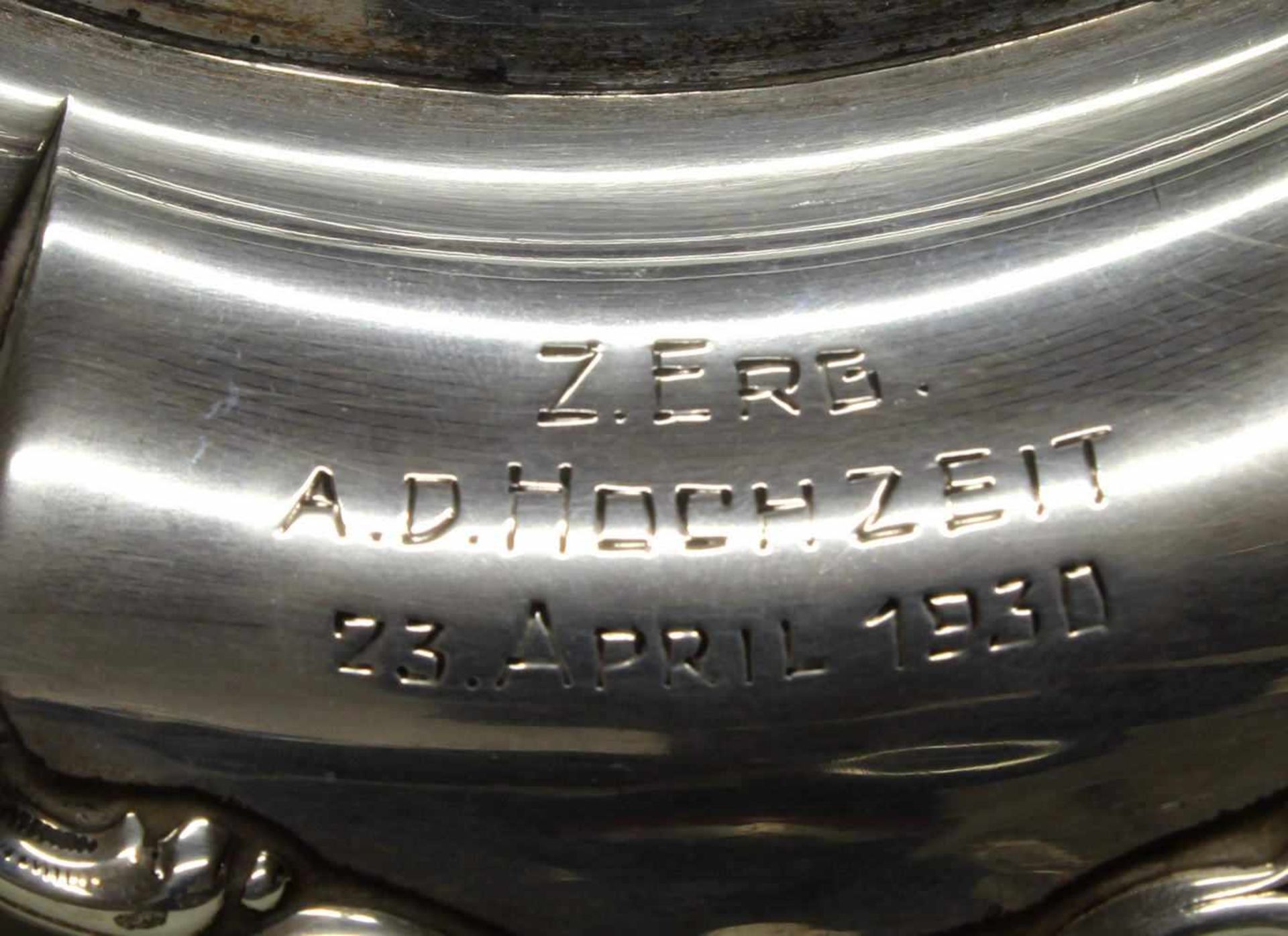 Tablett, Silber 800, deutsch, oval, Profilrand mit Rankenzier, gravierte Widmung mit Datum 23. April - Image 5 of 10