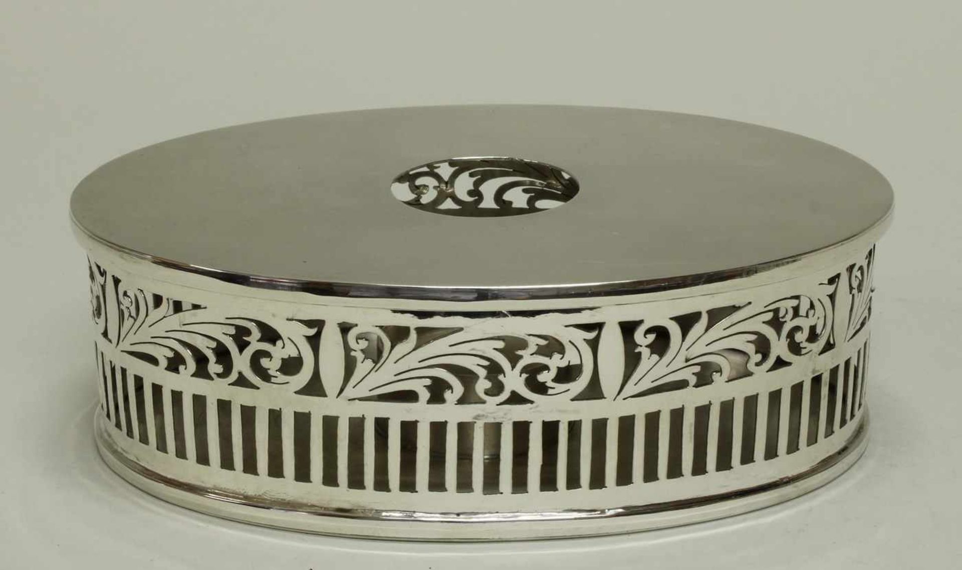 Stövchen, Silber 925, oval, durchbrochene Wandung mit Rankenzier, 5.5x 17.5 x 12 cm, ca. 482 g- - -