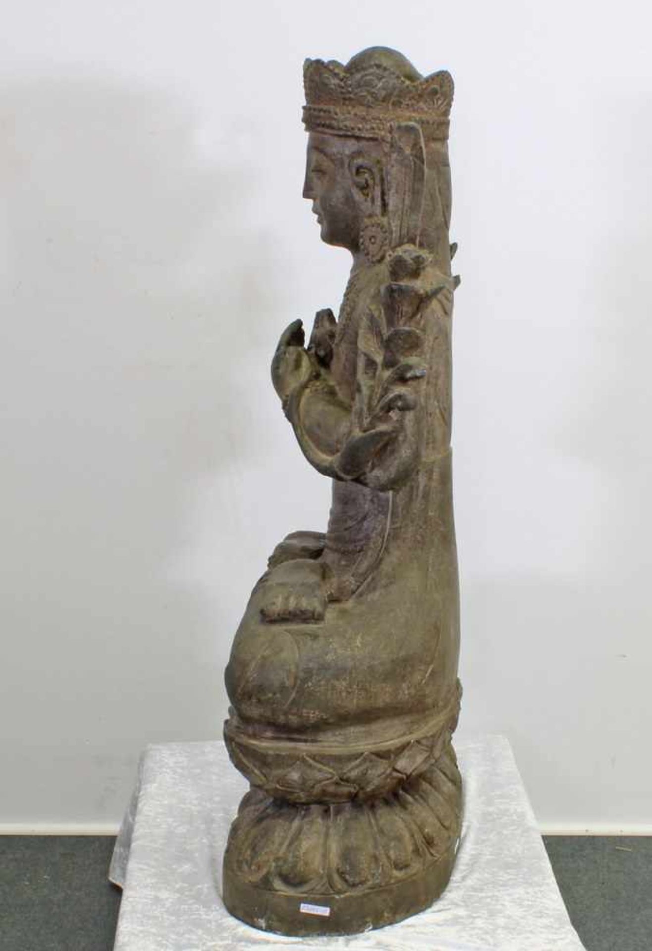 Steinfigur, "Bodhisattva Guanyin", China, im Meditationssitz auf doppeltem Lotossockel, die Hände in - Bild 5 aus 10