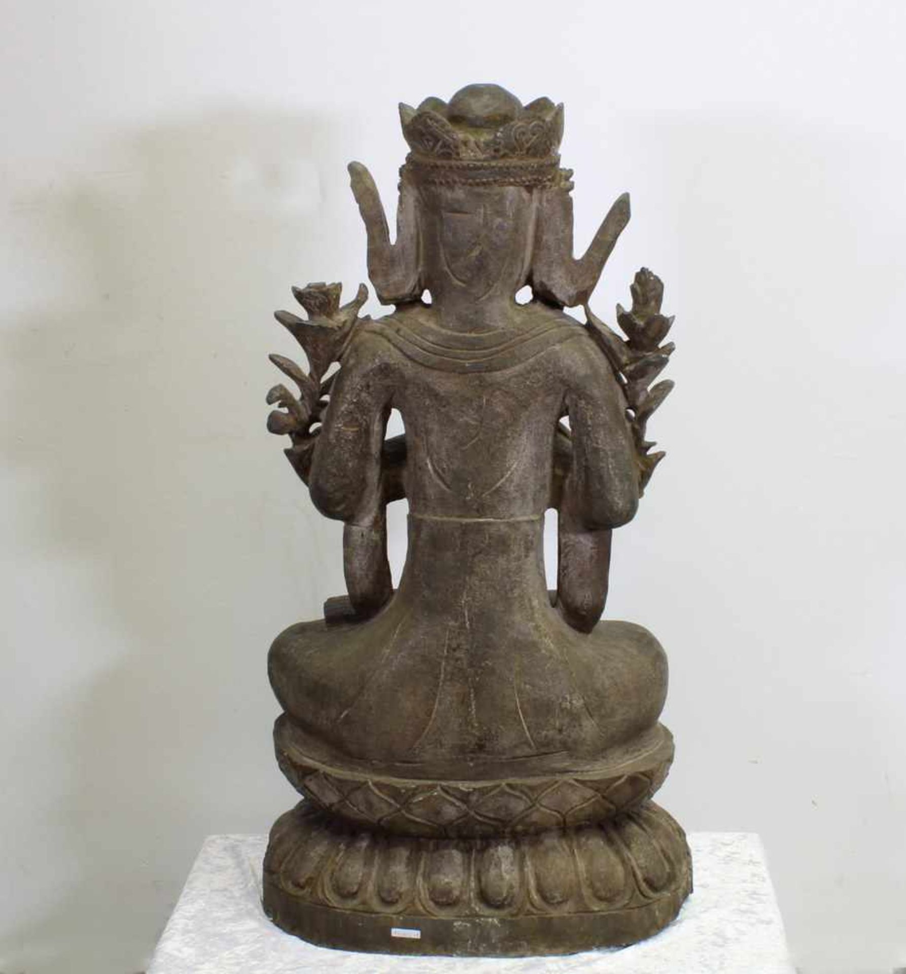 Steinfigur, "Bodhisattva Guanyin", China, im Meditationssitz auf doppeltem Lotossockel, die Hände in - Bild 10 aus 10