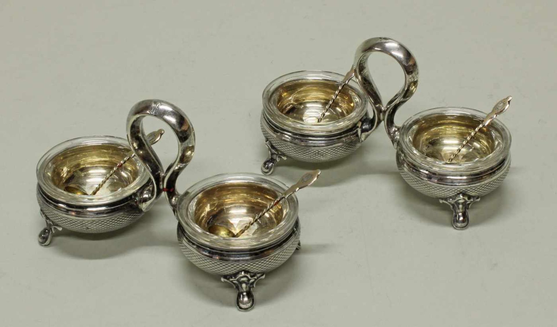 Paar Doppelsalièren mit vier Löffelchen, Silber, guillochierte Gefäße mit Glaseinsätzen,