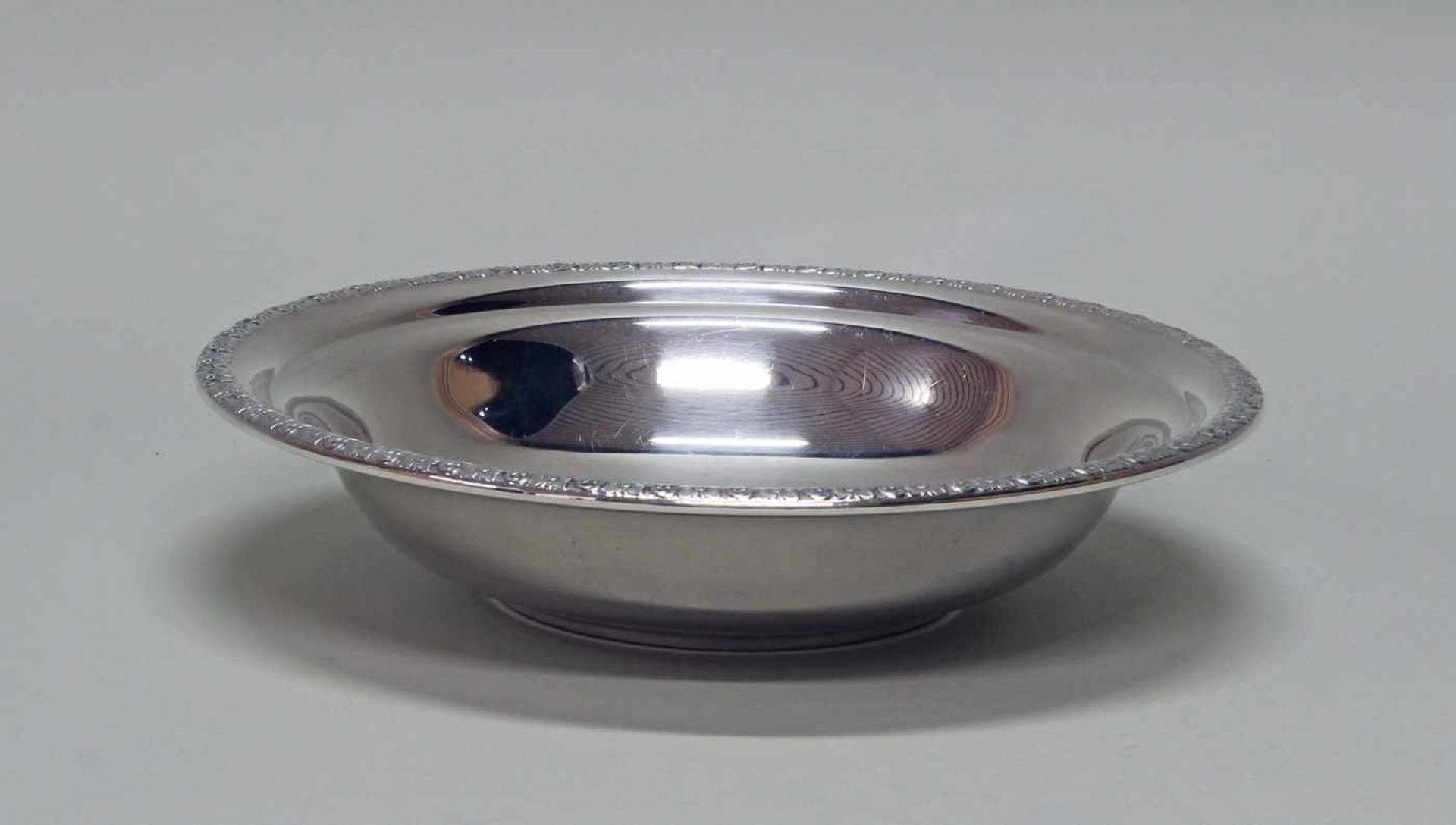 Schale, Silber 925, Rand mit floraler Reliefbordüre, 5.5 cm hoch, ø 25 cm, ca. 278 g- - -25.00 %