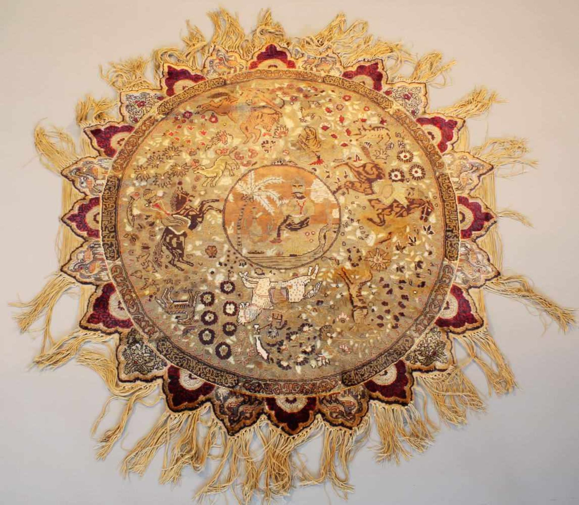 Türkei, Seide, älter, runde Form mit sternförmigem Rand, Jagdmotive mit zentraler - Bild 2 aus 8