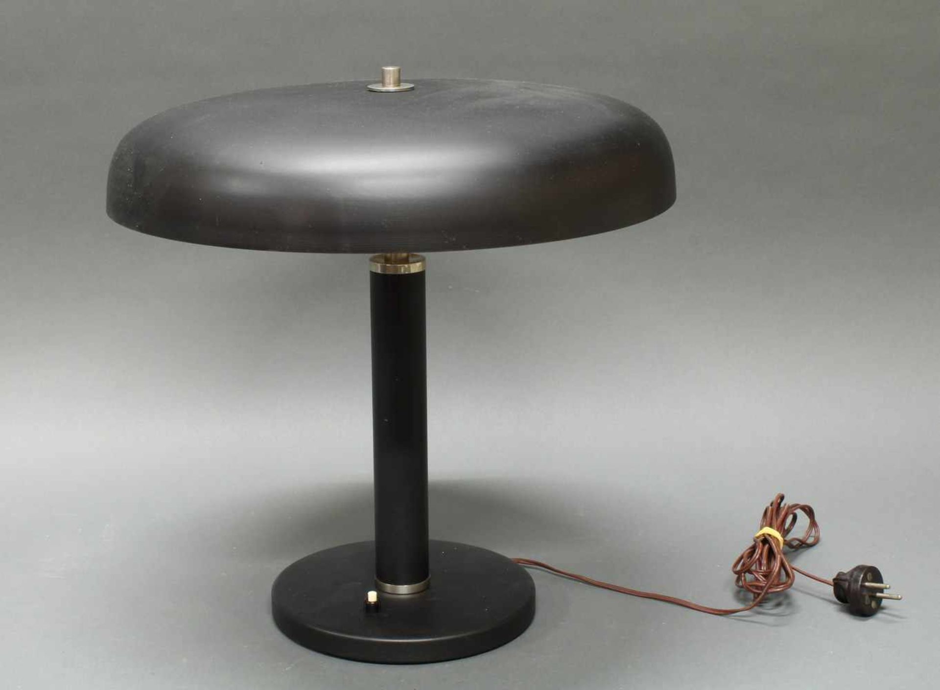 Tischlampe, Art Deco, um 1920/30, Schirm und Fuß Metall schwarz mattiert, Chromabsatz, einflammig, - Bild 2 aus 2