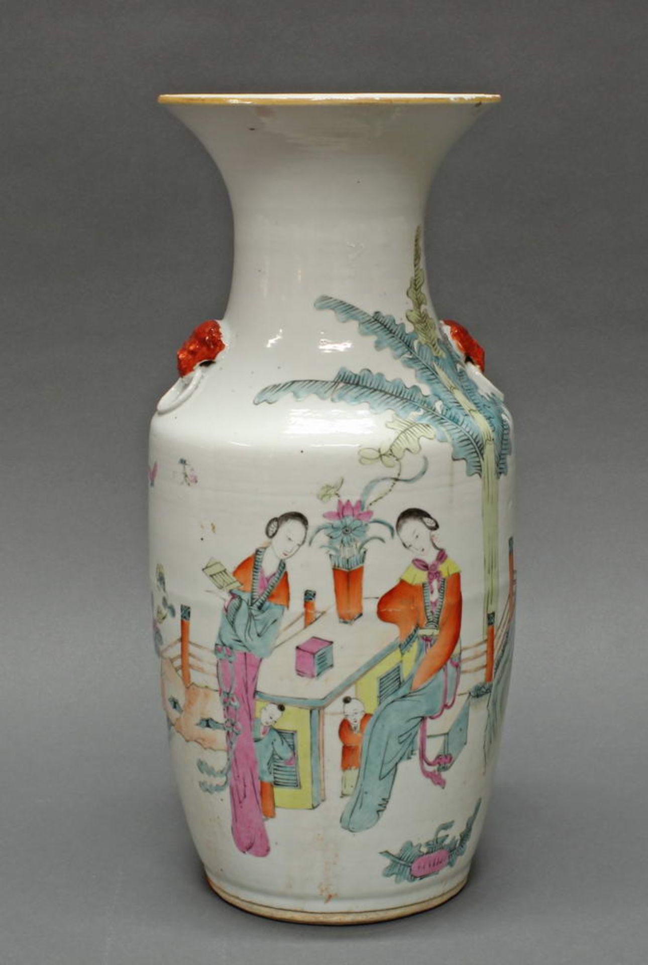 Vase, China, Anfang 20. Jh., Porzellan, famille rose, Balusterforn, zwei Damen und zwei Knaben an