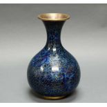 Vase, China, 20. Jh., Cloisonné, blauer Floraldekor, Flaschenform, 31 cm hoch- - -25.00 % buyer's
