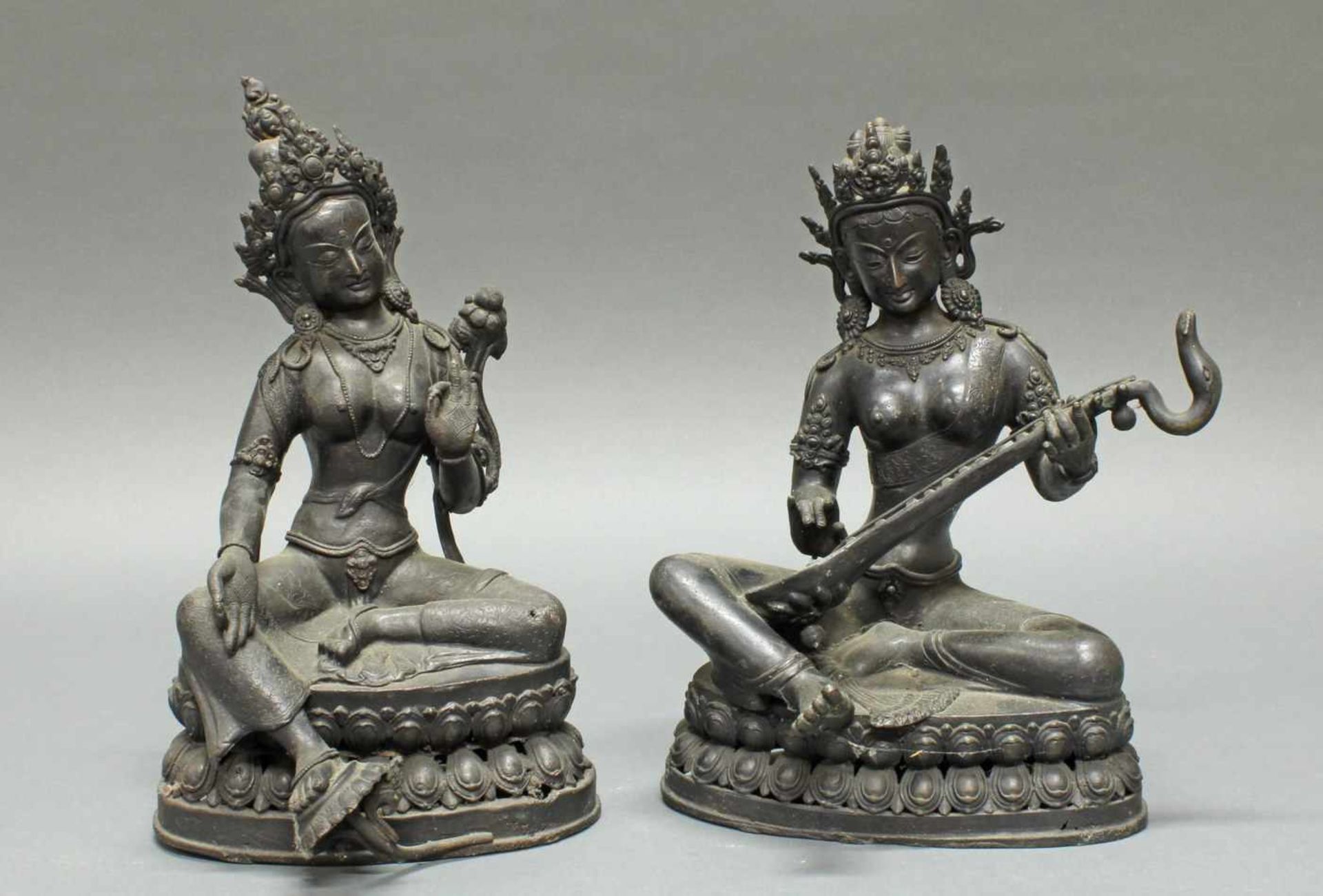 2 Figuren, "Musizierende Gottheiten", Tibet/Nepal, 20. Jh., Bronze, dunkel patiniert, 31-33.5 cm