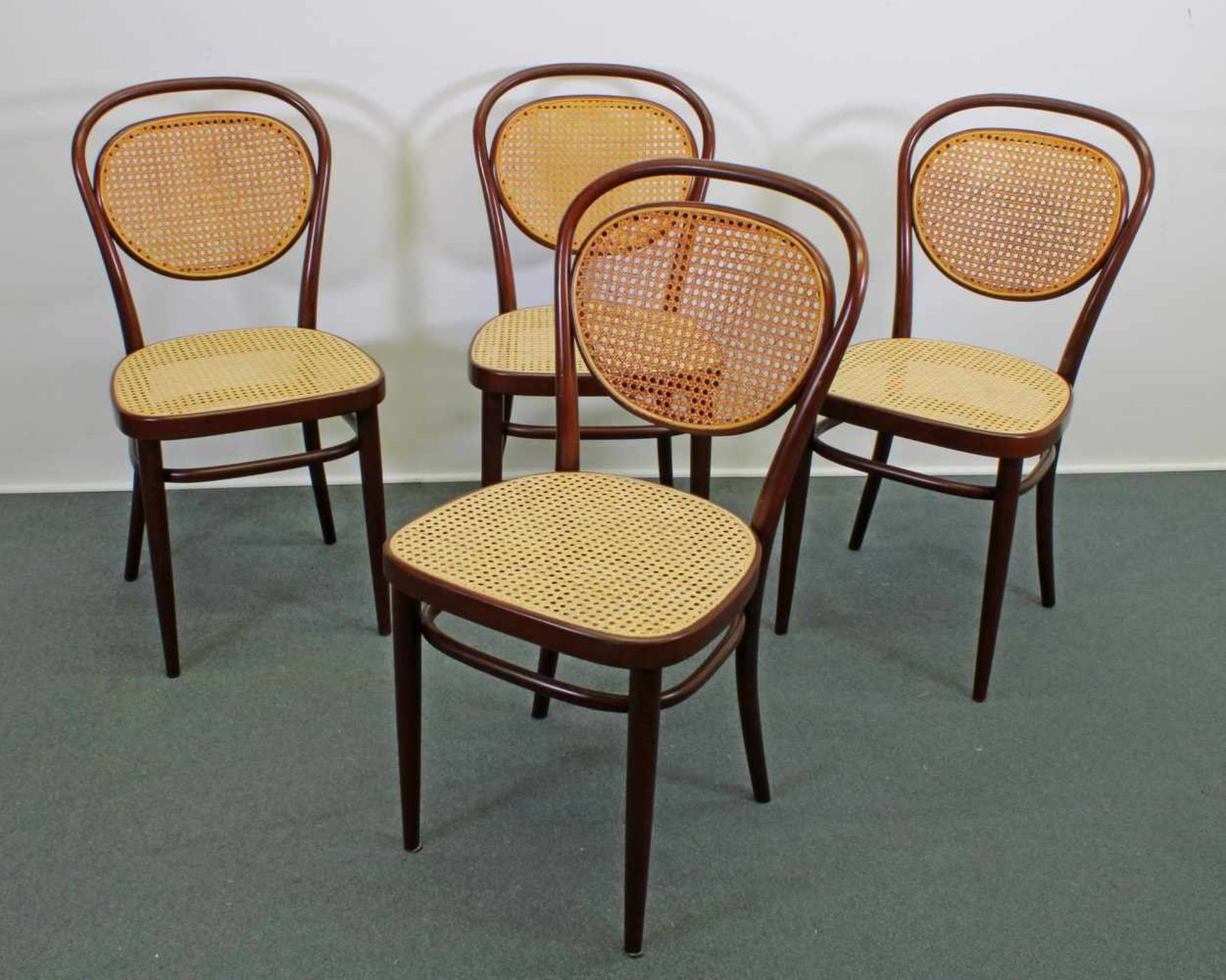 4 Kaffeehausstühle, Thonet, 1980er Jahre, Buchenbugholz, braun, Sitz und Rückenlehne mit Geflecht,
