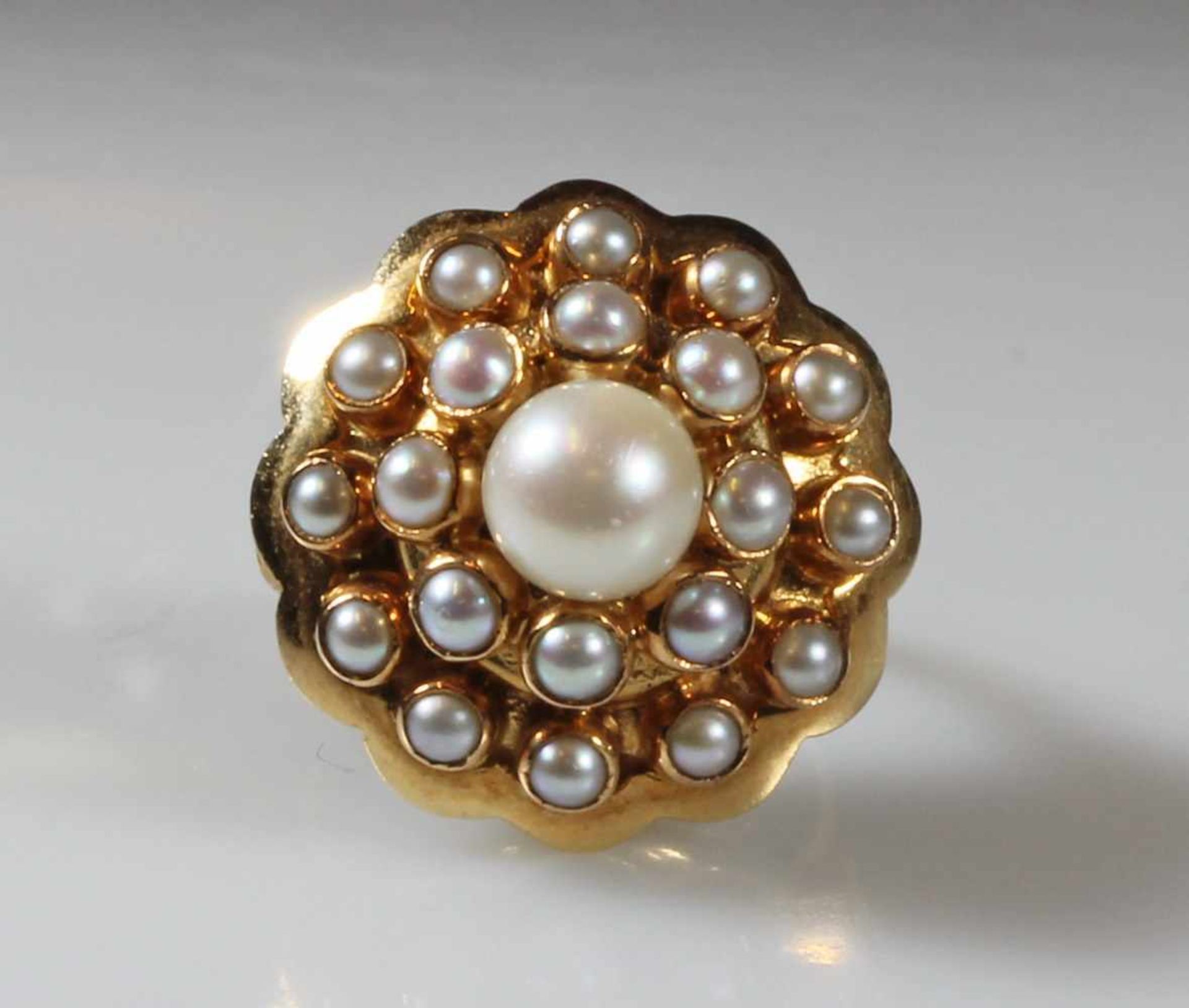 Ring, GG 585, 1 Akoya-Zuchtperle ø ca. 6.5 mm, 20 Besatz-Perlen, 6 g, RM 15- - -25.00 % buyer's