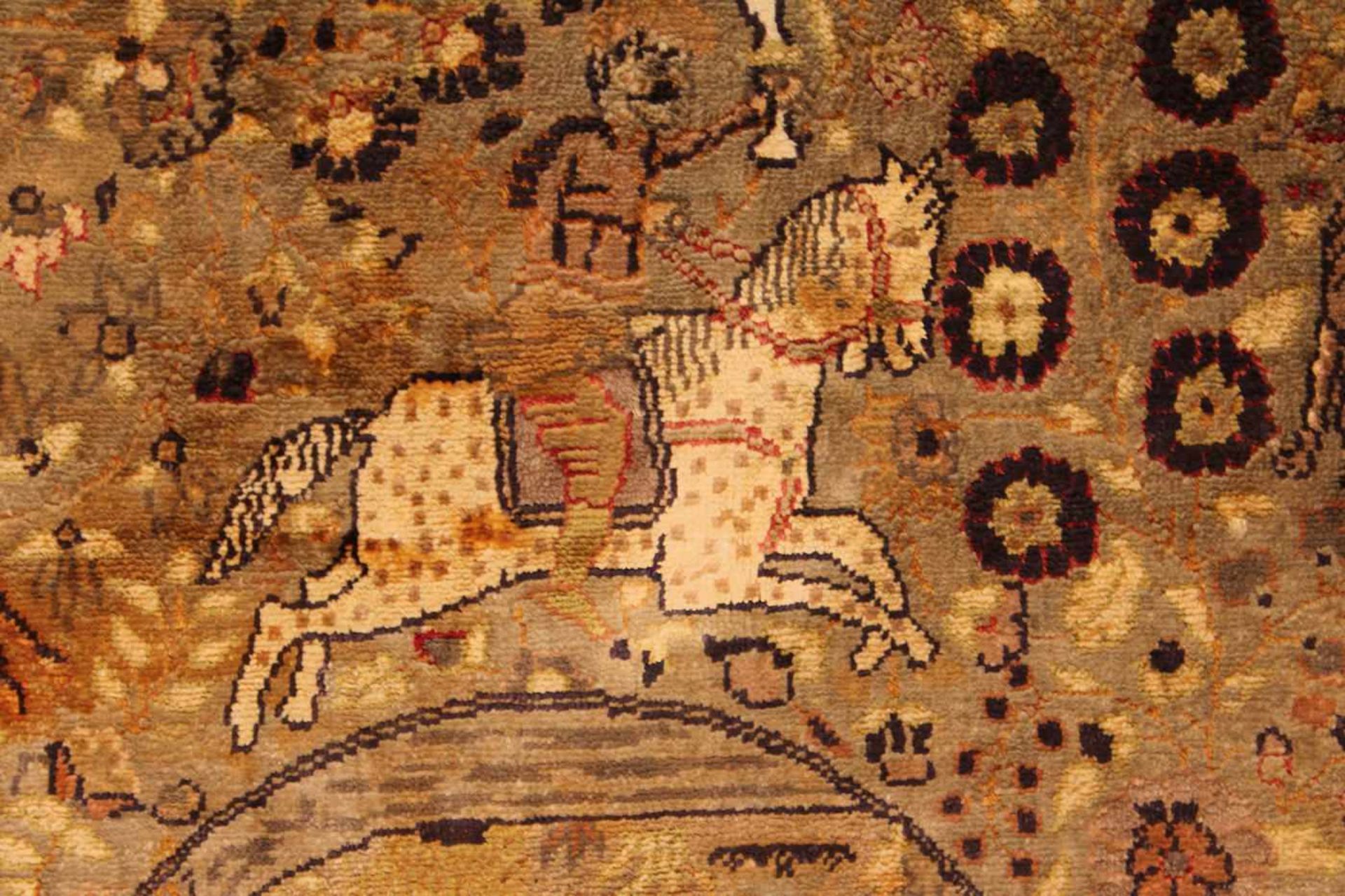 Türkei, Seide, älter, runde Form mit sternförmigem Rand, Jagdmotive mit zentraler - Bild 5 aus 8