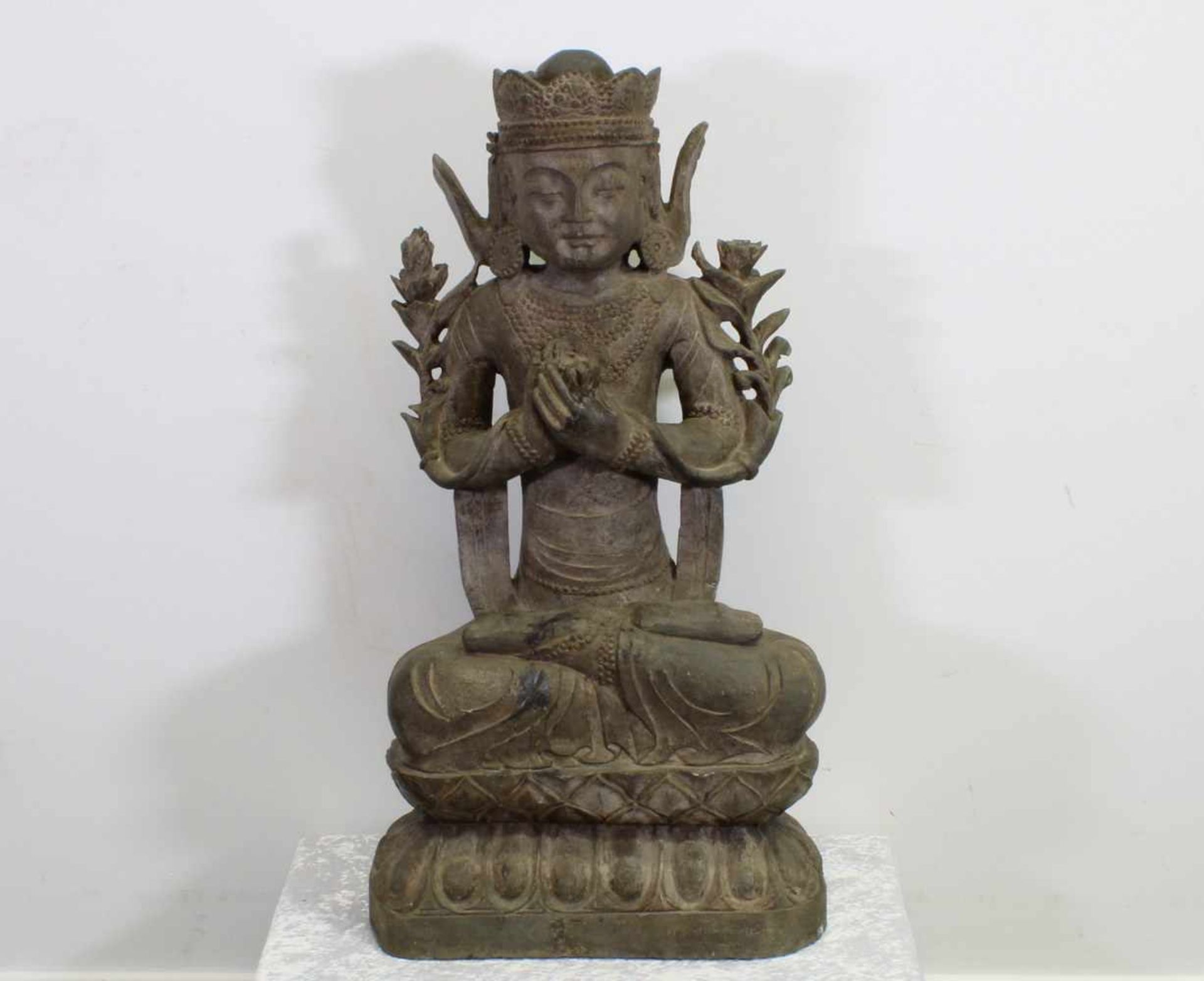Steinfigur, "Bodhisattva Guanyin", China, im Meditationssitz auf doppeltem Lotossockel, die Hände in - Bild 2 aus 10